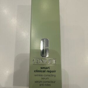 Clinique Smart Clinical Repair Serum in Green